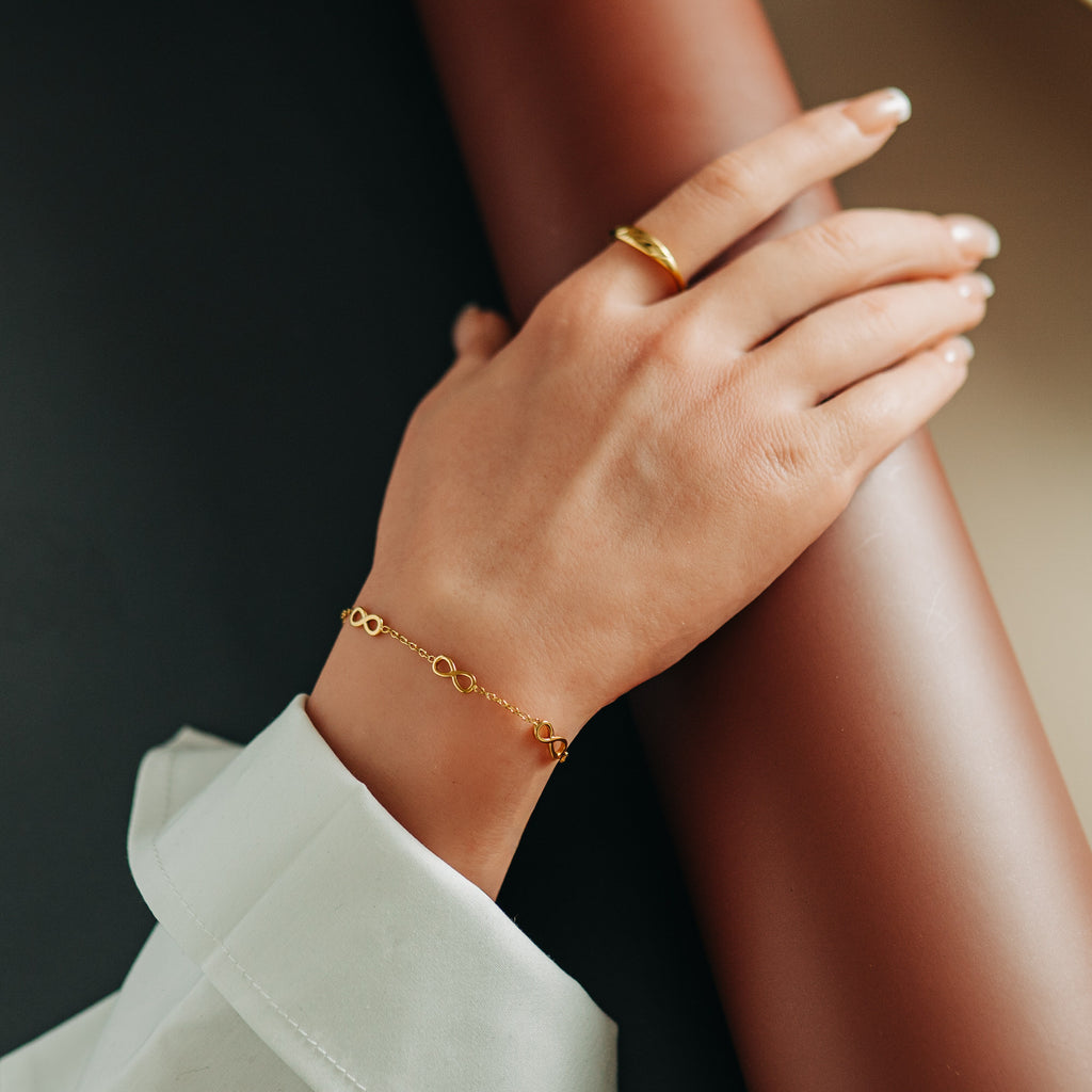 Armband med oändlighetssymboler