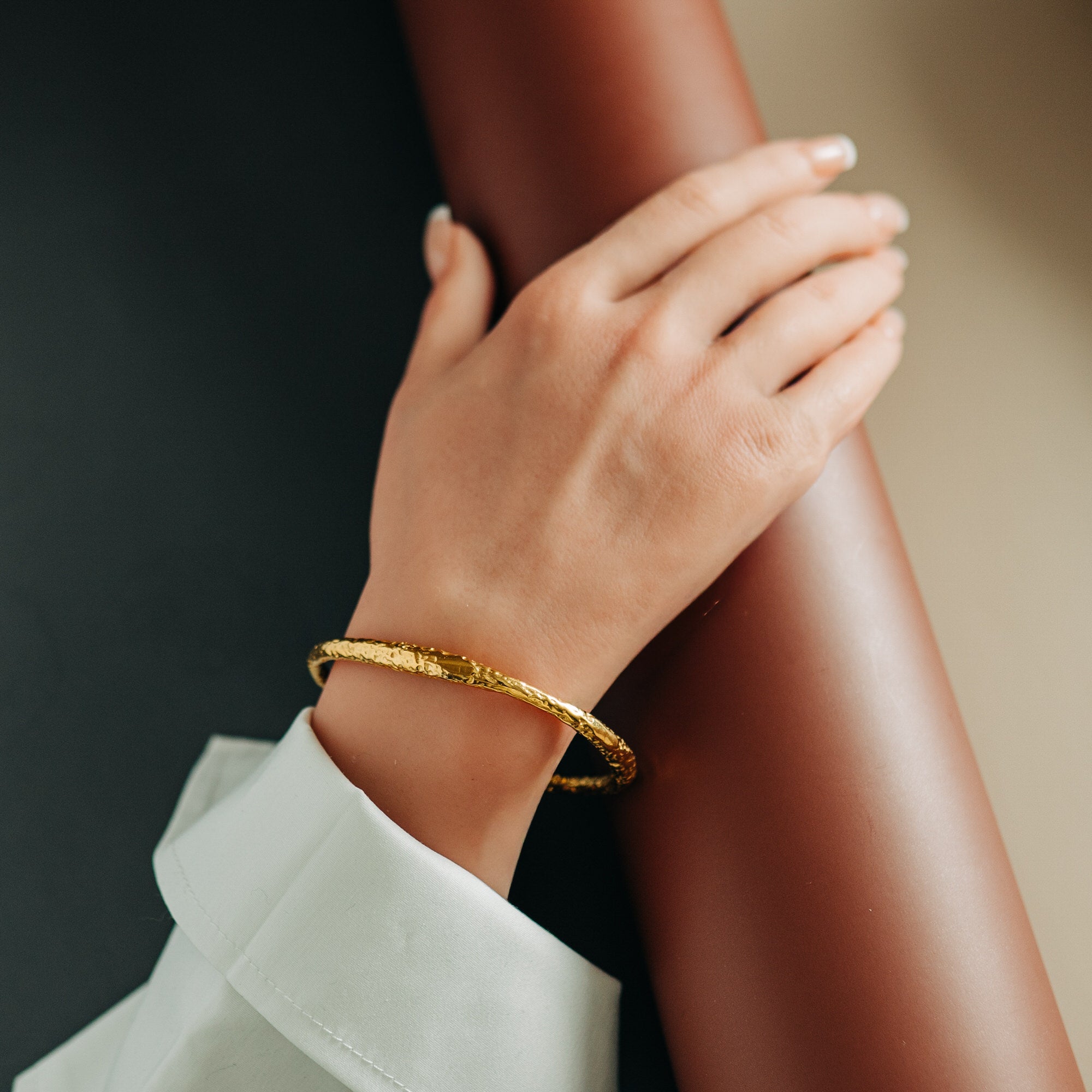 Guldpläterad hamrad armring