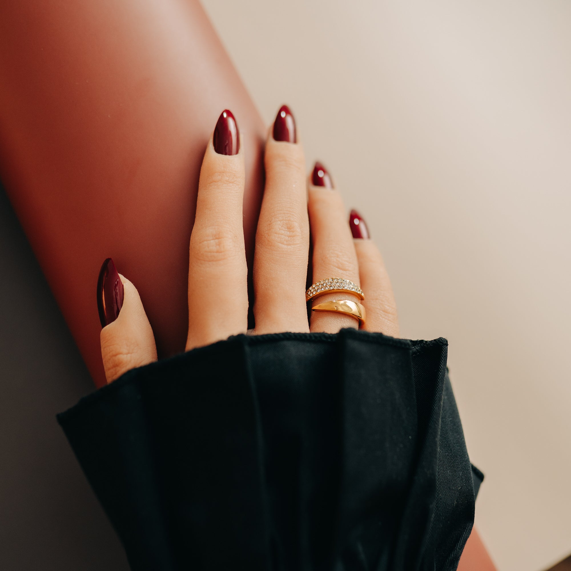 Vattentålig kristallring med stenar