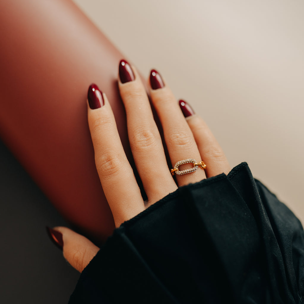 Länkformad ring med kristaller