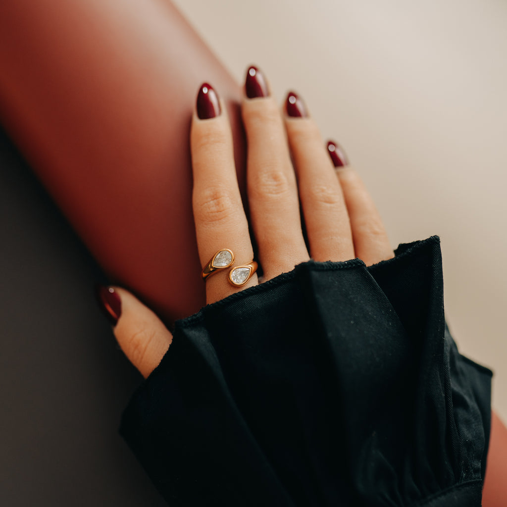 Droppformad ring med kristaller