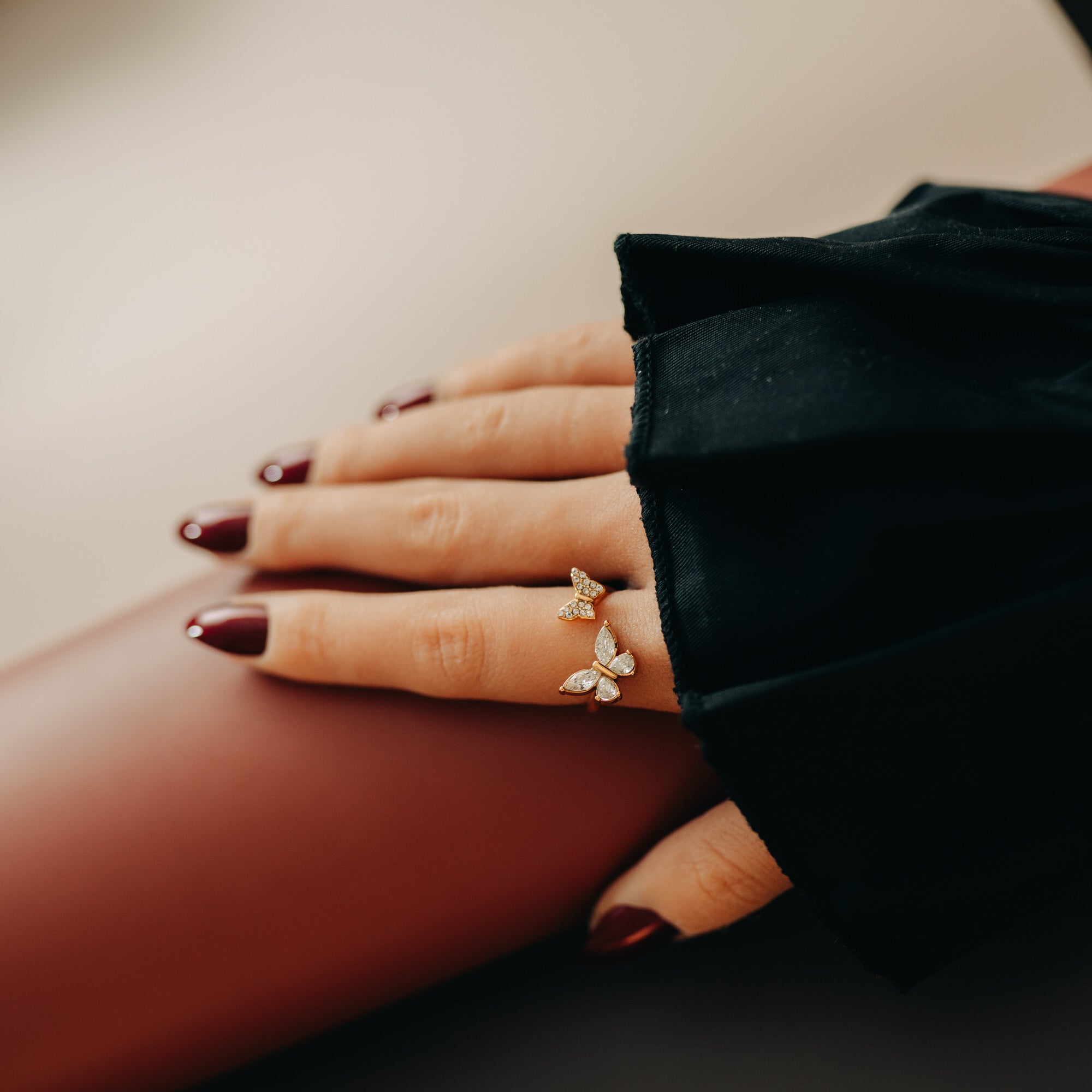 Ring med fjärilsmotiv och kristaller