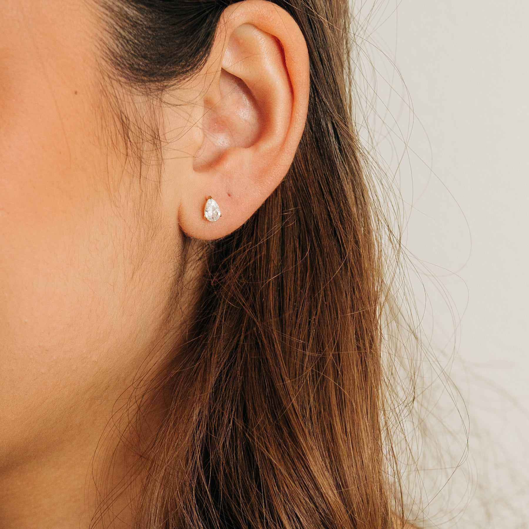 Petite Eleganta päronformade studs örhängen