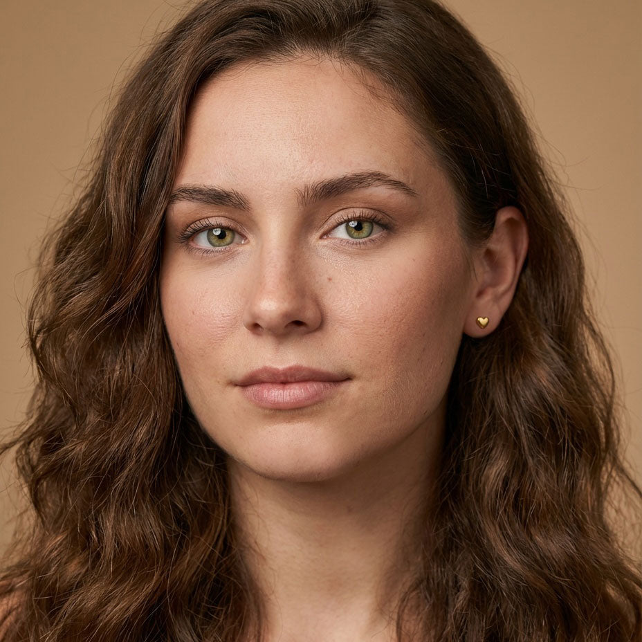 Petite Love - Hjärtformade örhängen guldpläterad