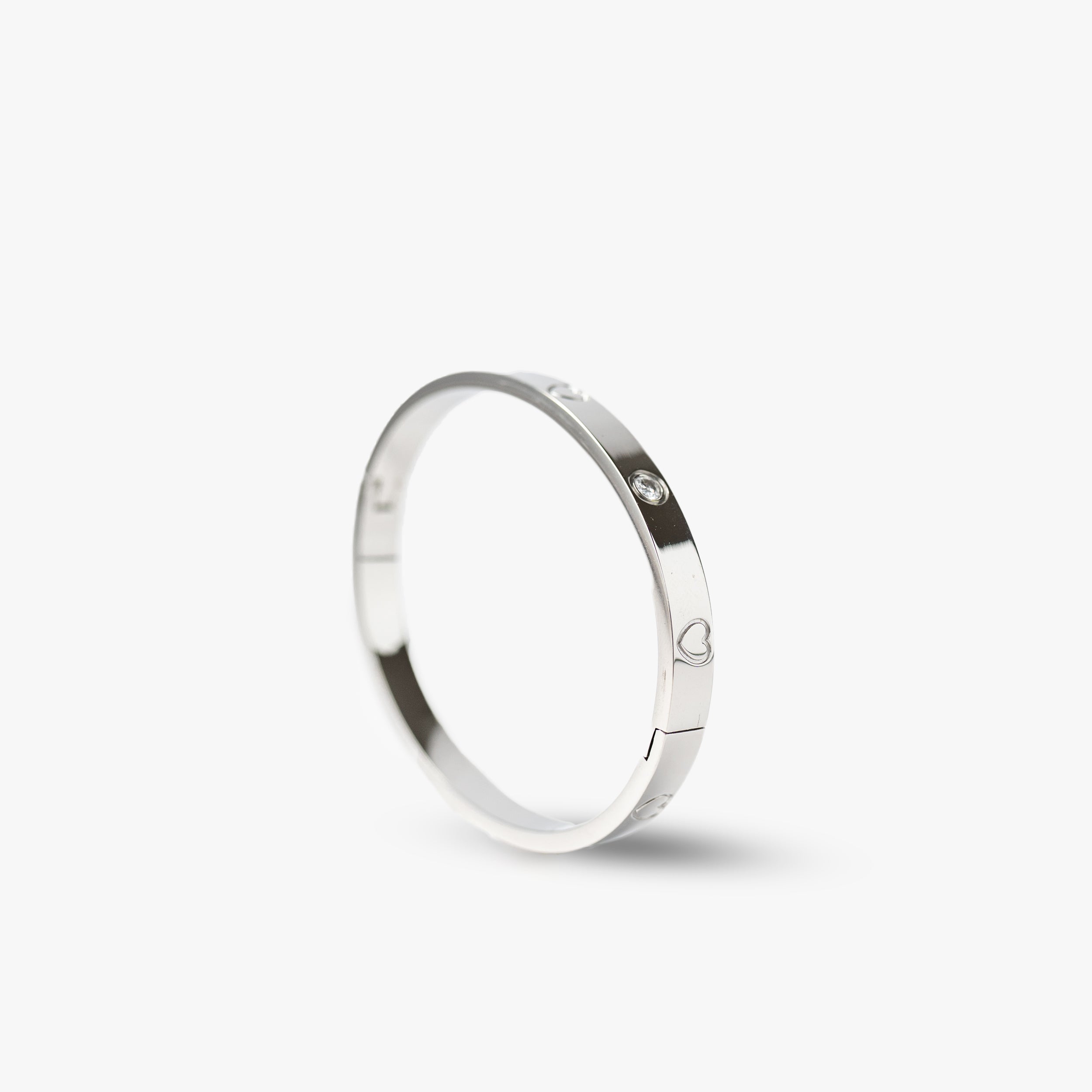 Armring ingraverade hjärtan