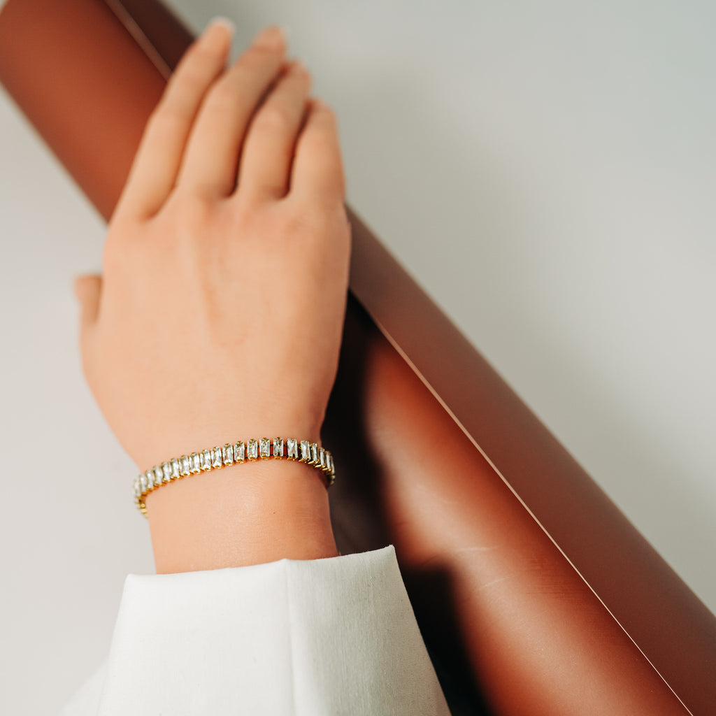 Klassisk armband med rektangulära zirconia stenar