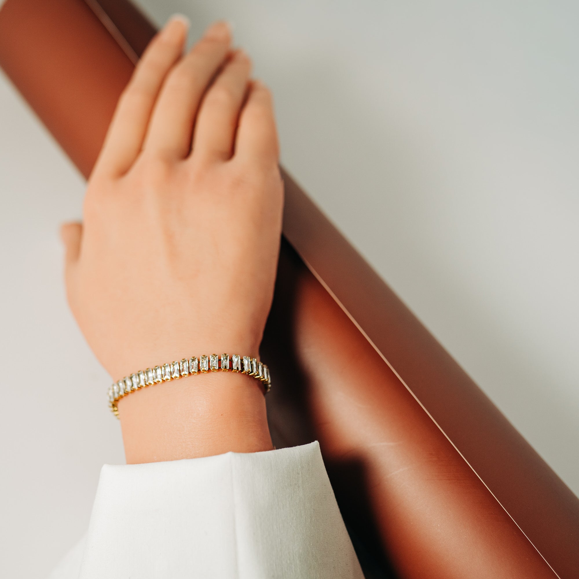 Klassisk armband med rektangulära zirconia stenar