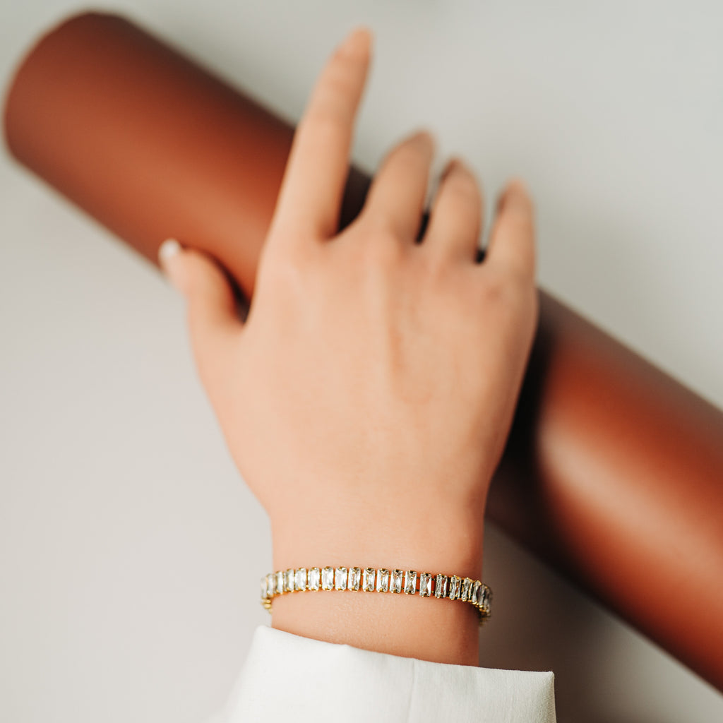 Klassisk armband med rektangulära zirconia stenar
