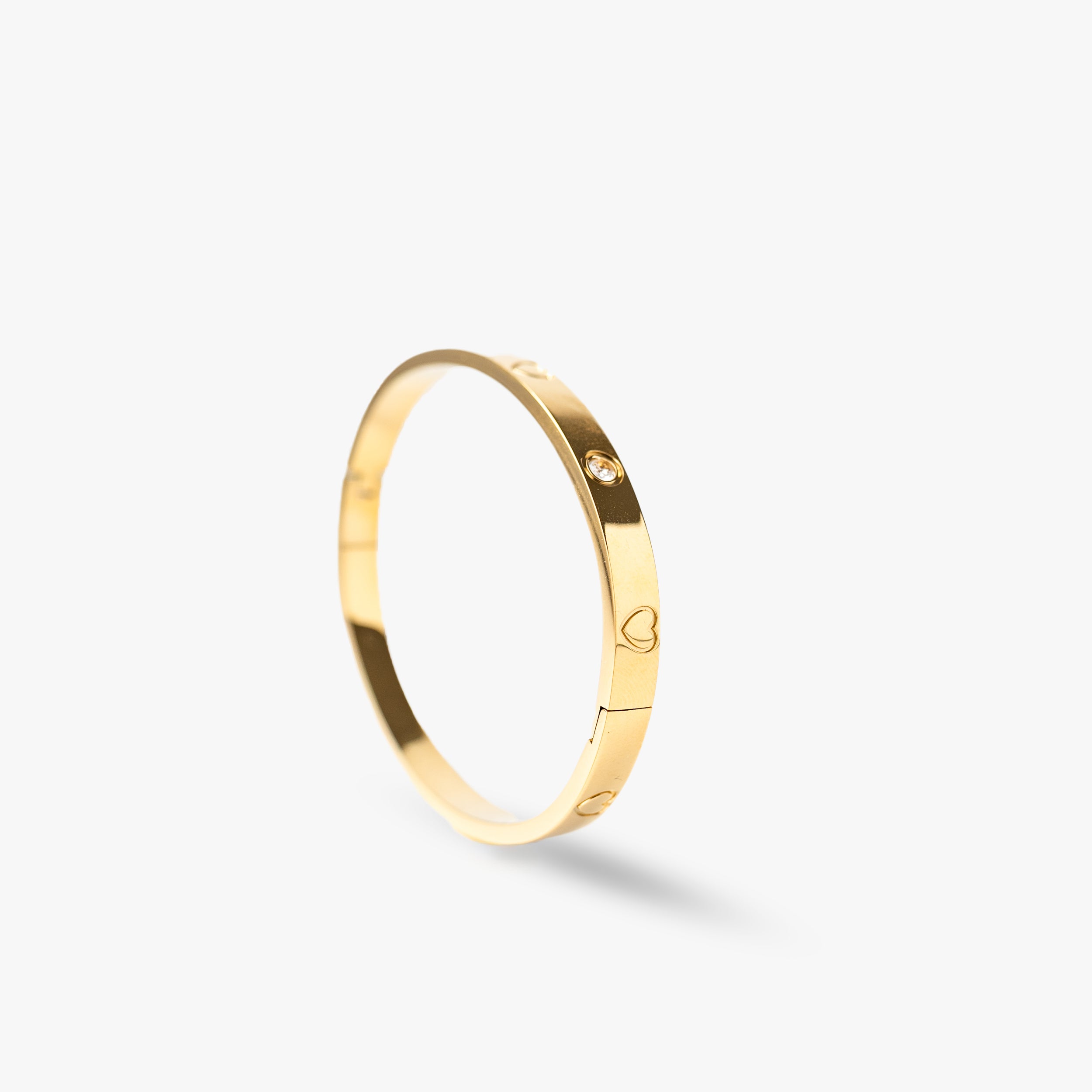 Armring ingraverade hjärtan