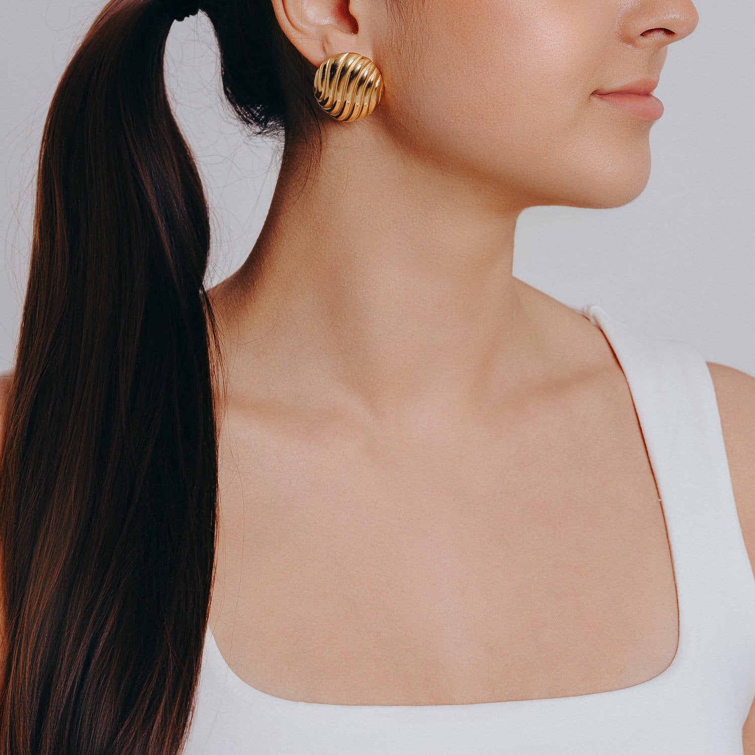 Stor gulddorhange i guld med vagor