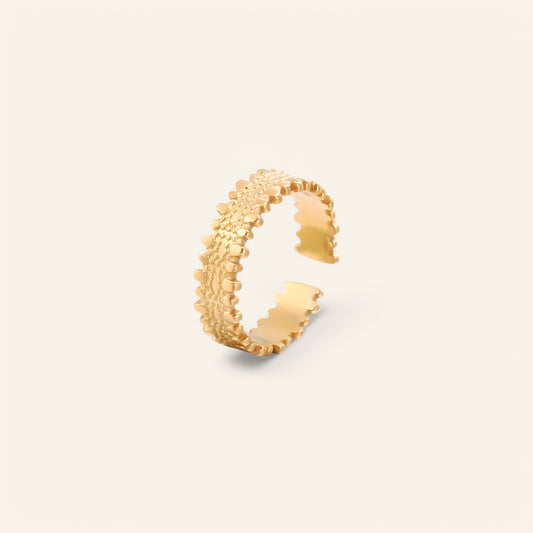 Vattentålig ring i guld för dam – tålig och tidlös design.