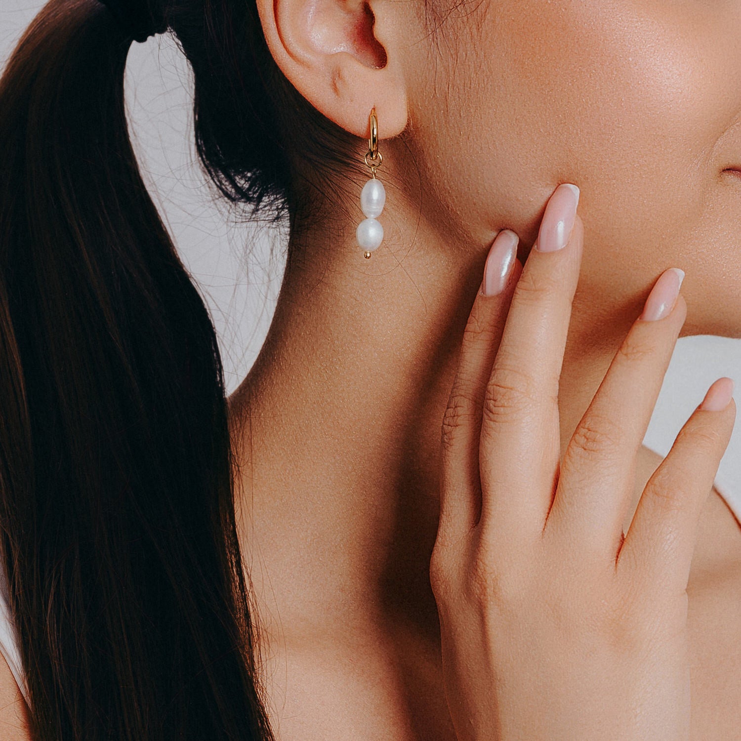 Hoop örhänge med två pärlor närbild