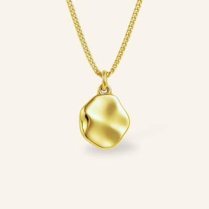 Vattentåligt halsband i guld – perfekt smycke för både vardag och fest.