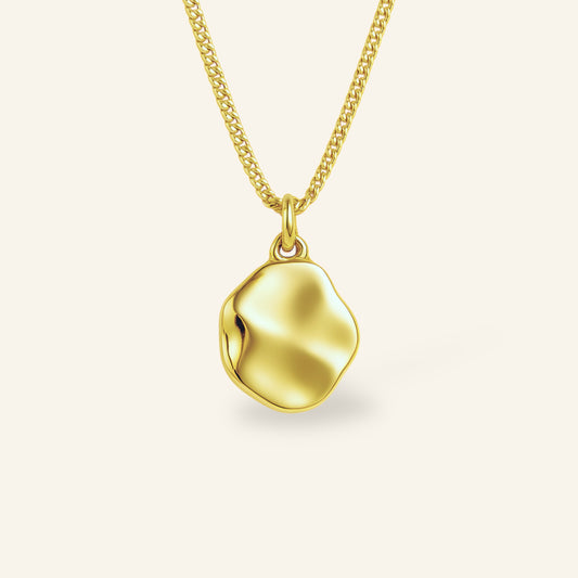 Vattentåligt halsband i guld – perfekt smycke för både vardag och fest.