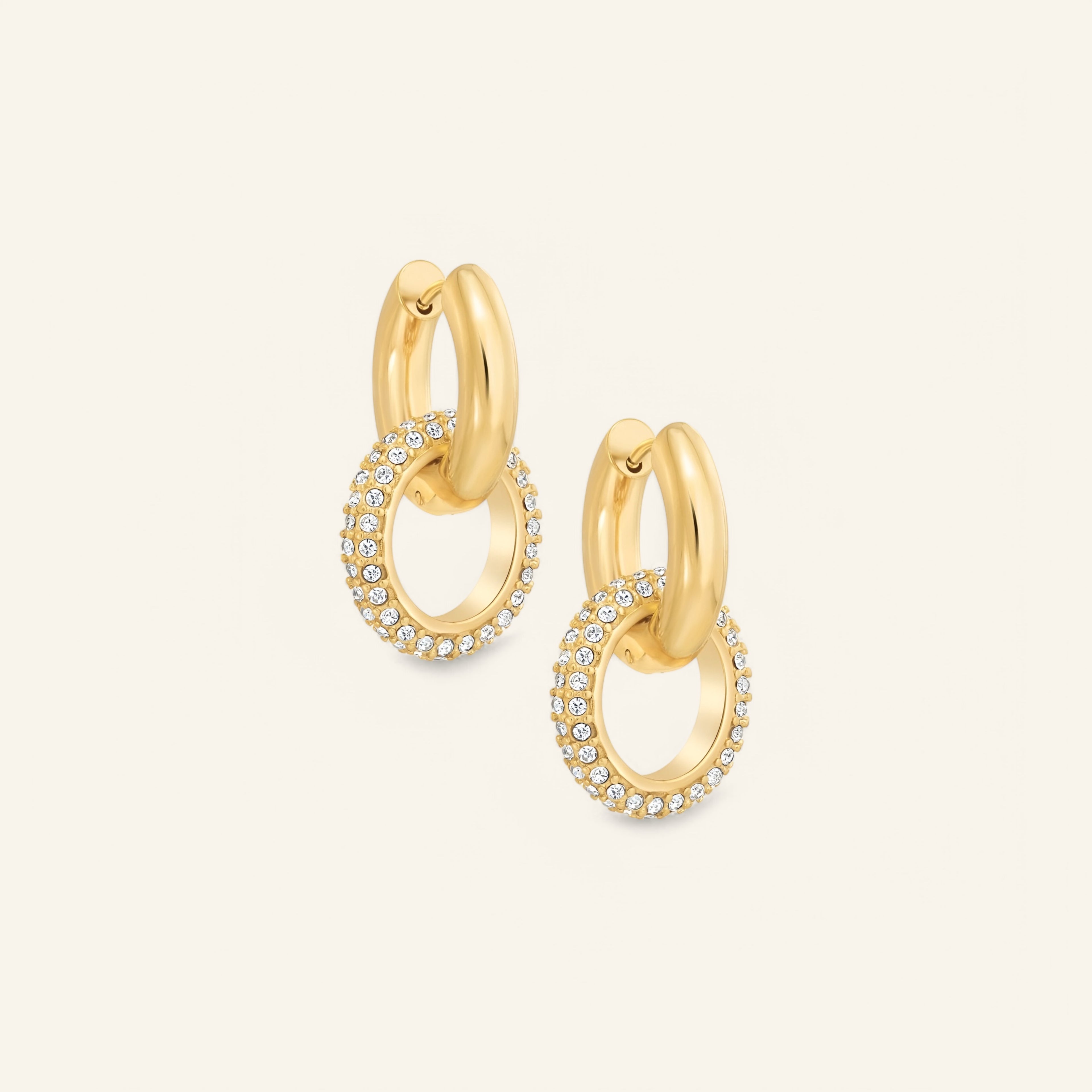 Klassiska vattentåliga guldörhängen med kristaller – tidlös elegans som håller.
