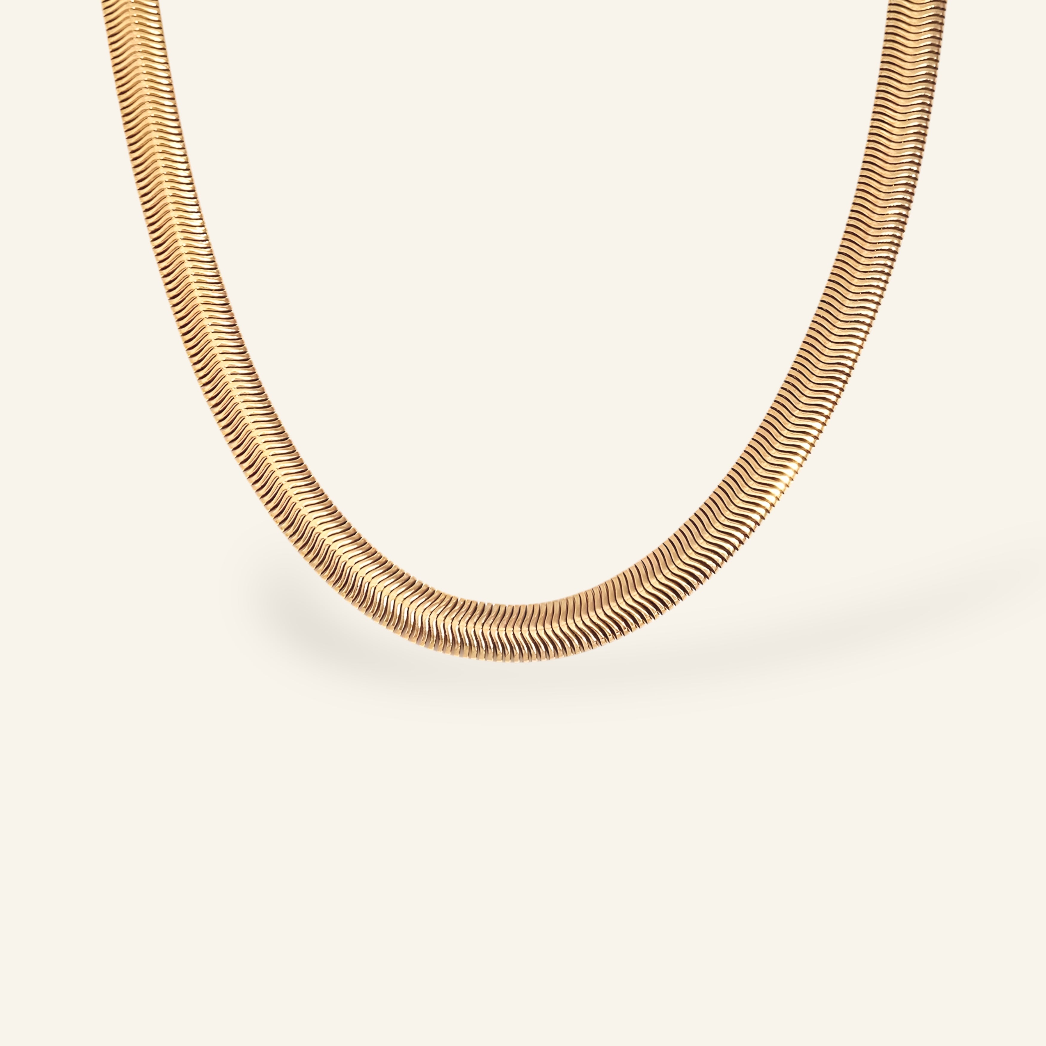 Minimalistiskt vattentåligt halsband – enkel elegans som håller.