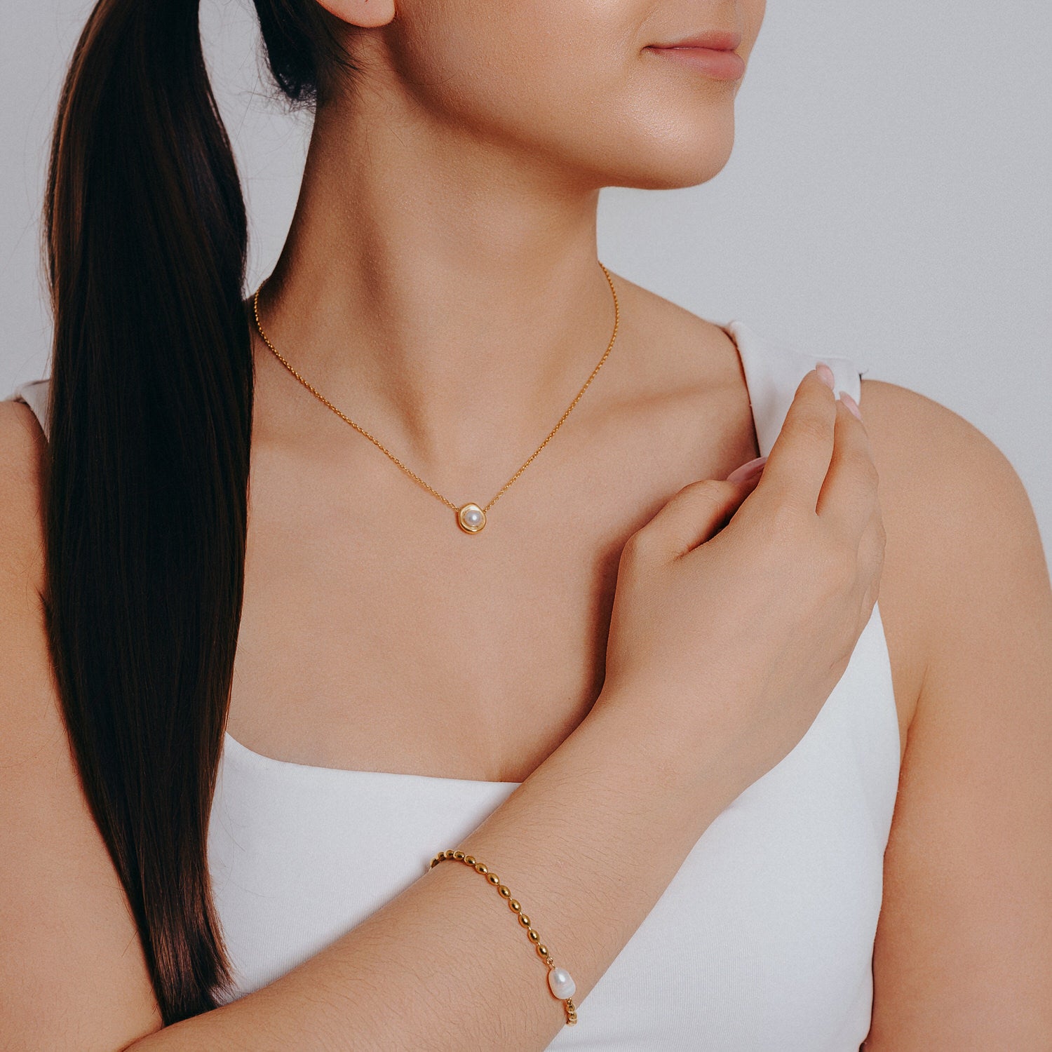 parlhalsband med gularmband med en parla