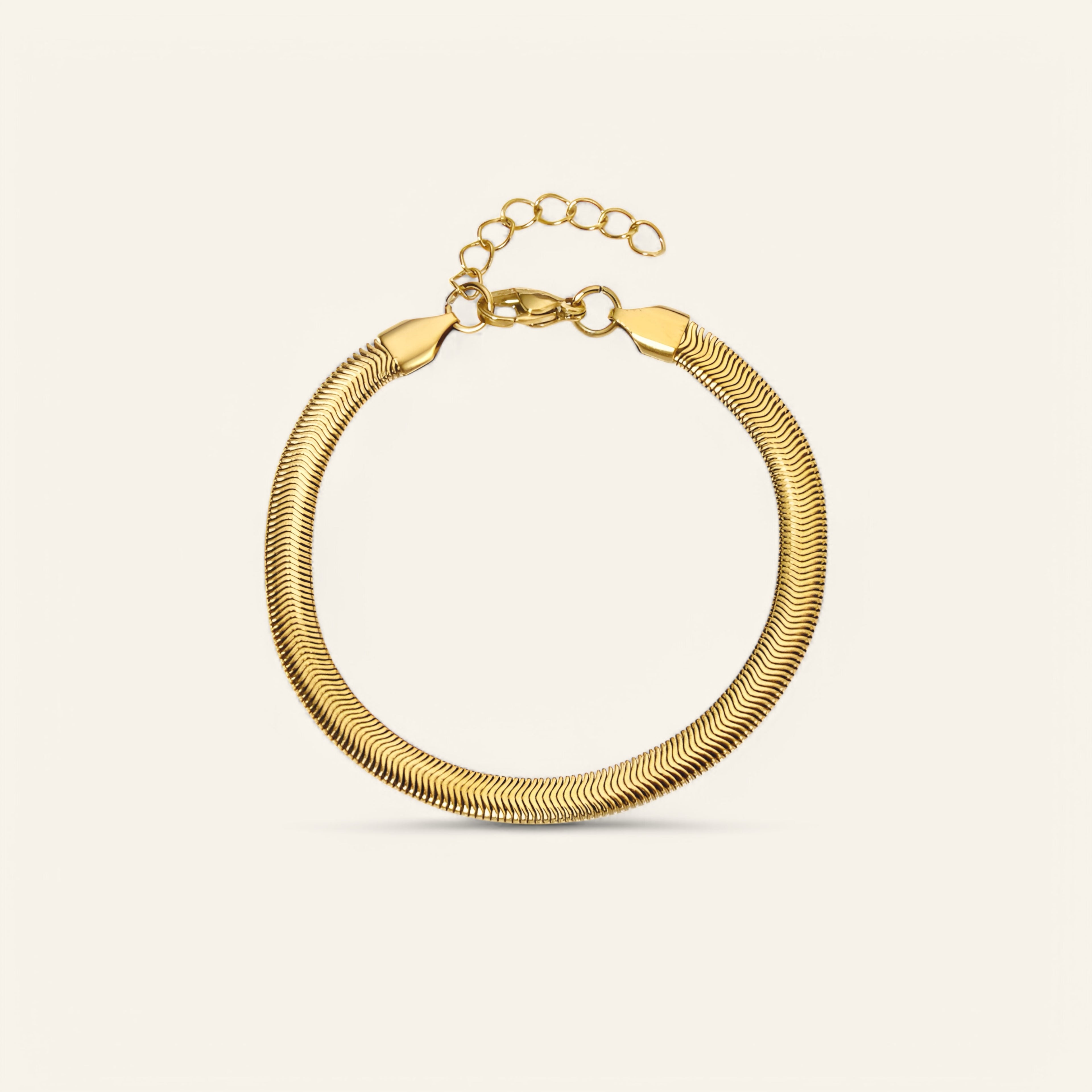 Vattentåligt armband i guld – stilren hållbarhet.