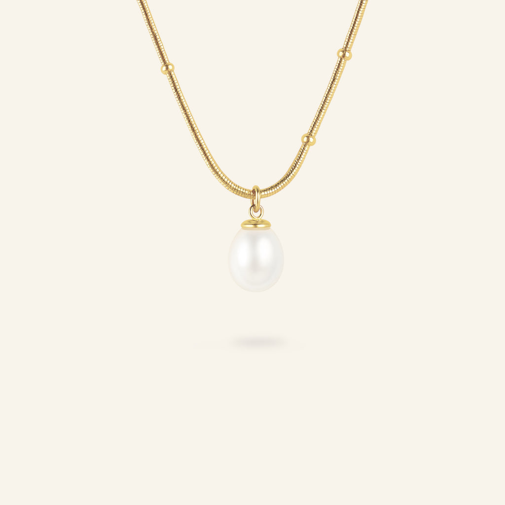 Vattentåligt parlhalsband i guld – för en aktiv och snygg vardag.