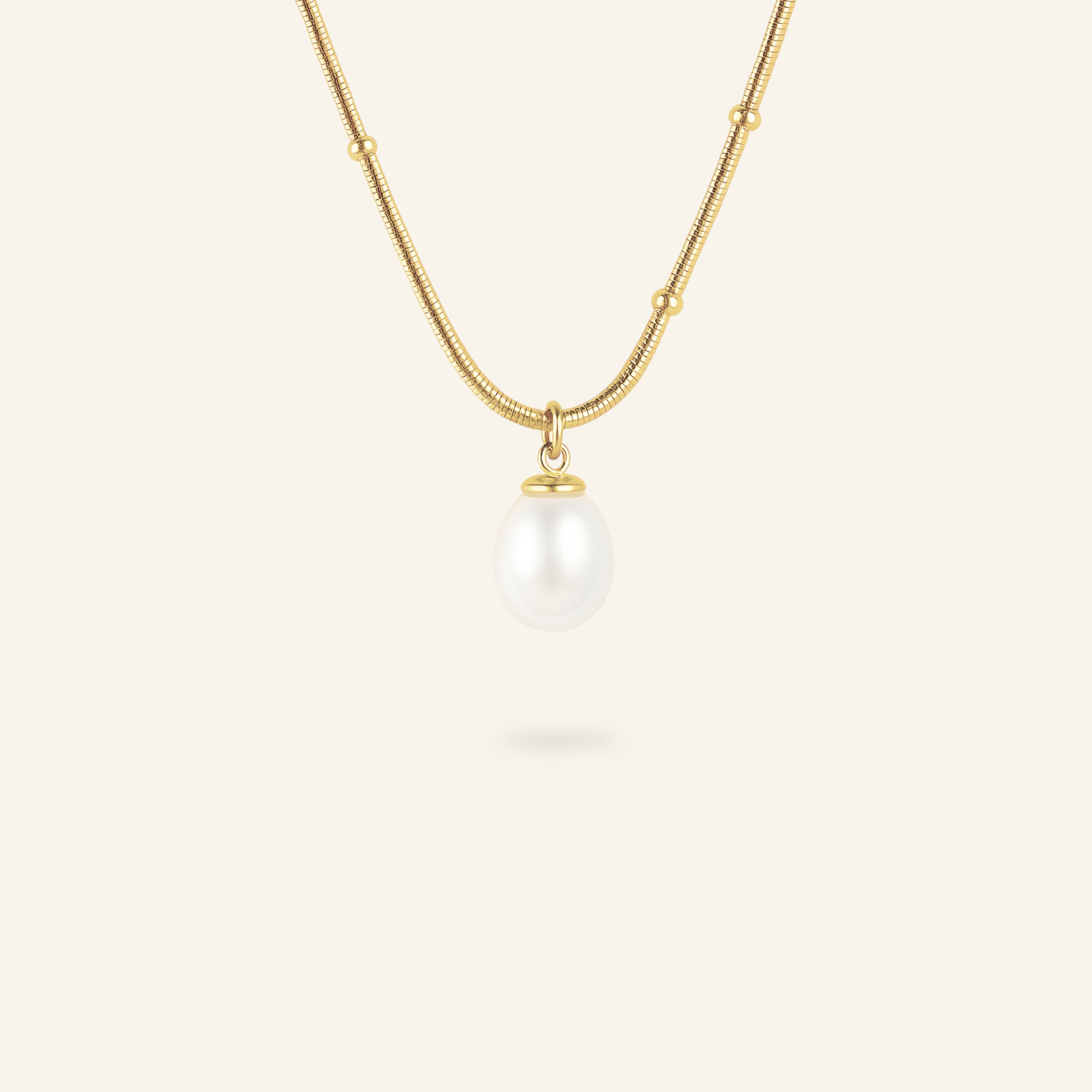 Vattentåligt parlhalsband i guld – för en aktiv och snygg vardag.